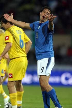 Luca Toni (Italien) unzufrieden -  Fußball Länderspiel Herren Freundschaftsspiel 2006, Test, Testspiel, Nationalmannschaft, Nationalteam, Nationaltrikot Einzelbild Lausanne Enttäuschung,