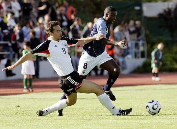 Edison Mendez (Ecuador, re.) gegen Christian Bauer (Deutschland Studenten Nationalteam) Fußball Herren Freundschaftsspiel 2006, Test, Testspiel, Nationalmannschaft, Nationalteam, Nationaltrikot Gruppe Bad Kissingen Dynamik, Kampf,