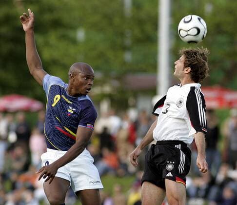 Felix Borja (Ecuador, li.) gegen Andreas Kaufmann (Deutschland Studenten Nationalteam) Fußball Herren Freundschaftsspiel 2006, Test, Testspiel, Nationalmannschaft, Nationalteam, Nationaltrikot Gruppe Bad Kissingen Dynamik,
