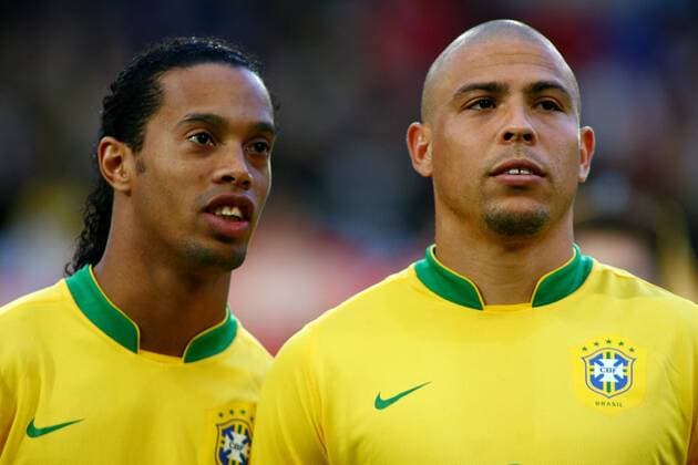 Ronaldinho (li.) und Ronaldo (beide Brasilien) während der Hymne Fußball Herren Nationalmannschaft 2006, Nationalteam, Nationaltrikot, Brasilien Gruppe Test, Testspiel Basel 