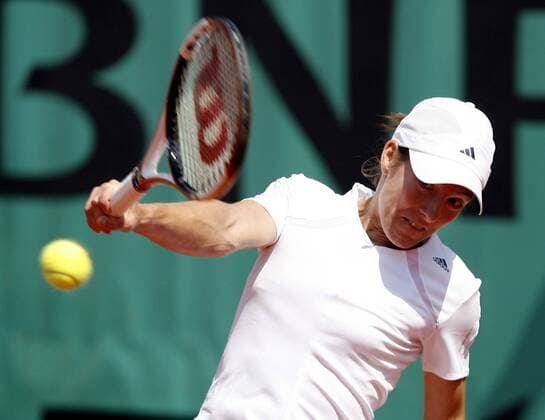 Justine Henin Hardenne (Belgien) - Rückhand Tennis Damen French Open 2006, Grand Slam, WTA Tour Einzelbild Paris Roland Garros Dynamik