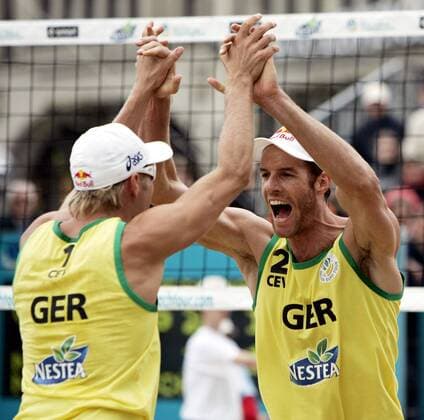 Christoph Dieckmann und Julius Brink (beide Deutschland) jubeln Beachvolleyball Herren German Masters 2006, Nestea European Championship Tour, Beach Gruppe Hamburg Freude,