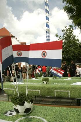 Die Nationalmannschaft aus Paraguay wird mit Fußballgedecken gespickt mit Nationalfahnen in Oberhaching empfangen Fußball WM Herren Vorschau 2006, Nationalmannschaft, Nationalteam, Empfang, Ankunft, Vdig Totale Oberhaching