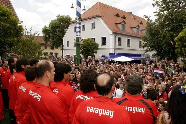 Die Nationalmannschaft aus Paraguay wird auf dem Marktplatz in Oberhaching empfangen Fußball WM Herren Vorschau 2006, Nationalmannschaft, Nationalteam, Empfang, Ankunft, Vdig Totale Oberhaching