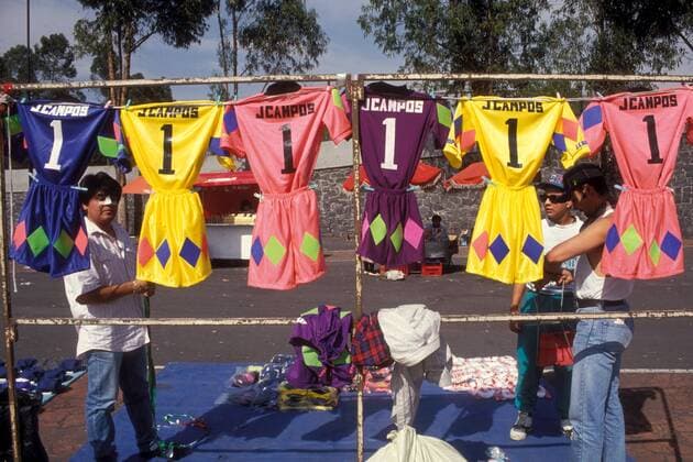 Straßenverkäufer haben unterschiedliche Exemplare der bunten Torwarttrikots von Jorge Campos (Mexiko) im Angebot -  Fußball Primera Division Profesional 1994 1995, 1. Mexikanische Liga, Mexicanische Gruppe Mexiko City, Stadt