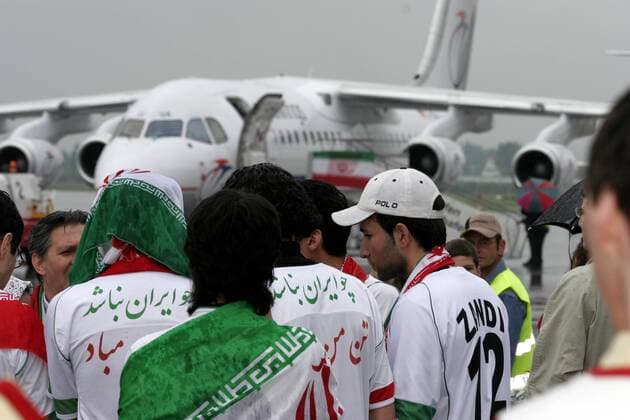 Iranische Fußballfans harren auf dem Rollfeld des Flughafens Friedrichshafen aus, um ihre Nationalmannschaft in Empfang zu nehmen Fußball WM Herren Vorschau 2006, Nationalmannschaft, Nationalteam, Ankunft, Empfang Gruppe Friedrichshafen