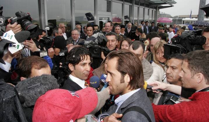 Ali Karimi (Iran, Mitte) gibt kurz nach der Ankunft am Flughafen Friedrichshafen die ersten Interviews Fußball WM Herren Vorschau 2006, Nationalmannschaft, Nationalteam, Ankunft, Empfang Gruppe Friedrichshafen