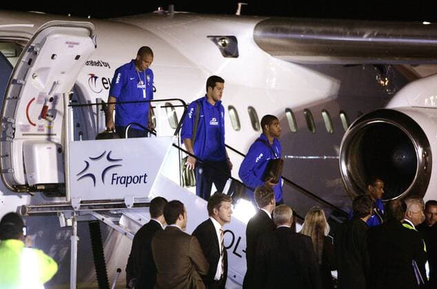 Ankunft der brasilianischen Nationalmannschaft am Flughafen Frankfurt Main, v.li.: Ronaldo, Torwart Julio Cesar, Adriano und Cafu kommen die Gangway hinunter Fußball WM Herren Vorschau 2006, Nationalmannschaft, Nationalteam, Ankunft, Empfang Totale Frankfurt M.
