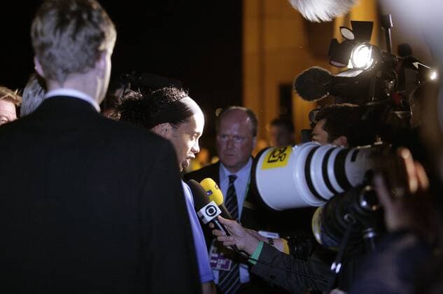 Ronaldinho (Brasilien) muss bei der Ankunft der brasilianischen Nationalmannschaft am Flughafen Frankfurt Main den Medien Rede und Antwort stehen Fußball WM Herren Vorschau 2006, Nationalmannschaft, Nationalteam, Ankunft, Empfang Gruppe Frankfurt M.