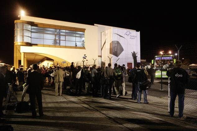 Verstärktes Medieninteresse bei der Ankunft der brasilianischen Nationalmannschaft am World Cup Terminal des Flughafen Frankfurt Main Fußball WM Herren Vorschau 2006, Nationalmannschaft, Nationalteam, Ankunft, Empfang Totale Frankfurt M.
