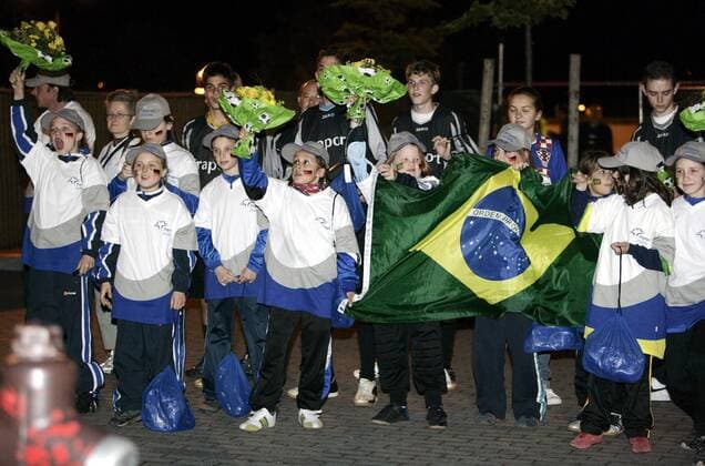 Junge Fans begrüßen die brasilianische Nationalmannschaft bei deren Ankunft am Flughafen Frankfurt Main Fußball WM Herren Vorschau 2006, Nationalmannschaft, Nationalteam, Ankunft, Empfang Totale Frankfurt M.
