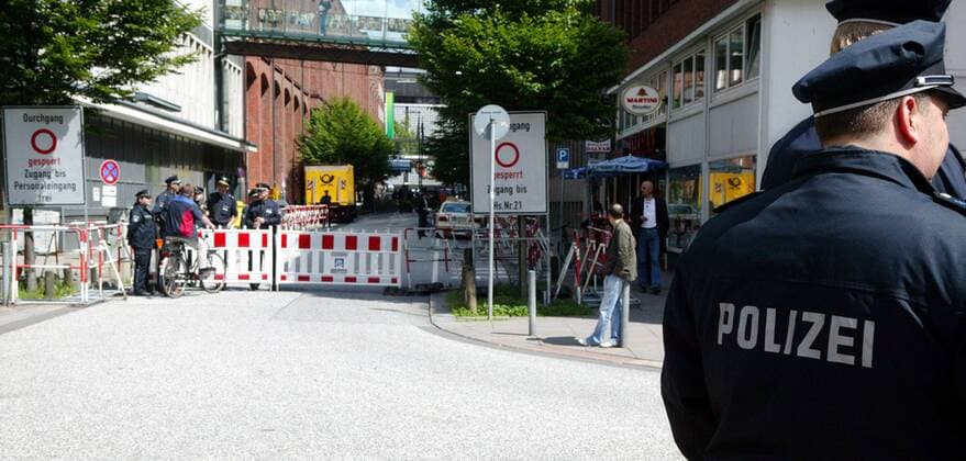 Für die Ankunft der US amerikanischen Nationalmannschaft hat die Polizei den Bereich um das Hotel Park Hyatt weiträumig abgesperrt Fußball WM Herren Vorschau 2006, Nationalteam, Empfang, Mannschaftshotel, Mannschaftsunterkunft, Unterkunft Totale Hamburg
