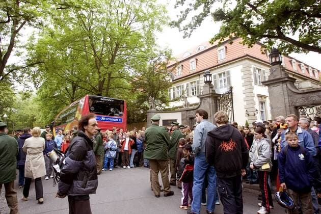 Zahlreiche Fußballfans warten vor dem Schloßhotel Vier Jahreszeiten im Grunewald auf die Ankunft der deutschen Nationalmannschaft Fußball WM Herren Vorschau 2006, Nationalmannschaft, Nationalteam, Ankunft, Empfang Totale Berlin