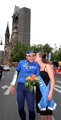 Frank Schulz (Deutschland RSV Werner Otto Berlin) wird bester Berliner bei der Tour de Berlin 2006 und bekommt Küßchen von einer Hostess vor der Gedächtniskirche Radsport Herren 54. Tour de Berlin 2006, Straßenradsport, Straße, Rad, U23, U 23 Gruppe 5. Etappe: Berlin - Premnitz - Berlin