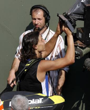 Rafael Nadal (Spanien) schreibt sein Autogramm auf ein Kameraobjektiv Tennis Herren French Open 2006, ATP Tour, Grand Slam Gruppe Roland Garros Paris