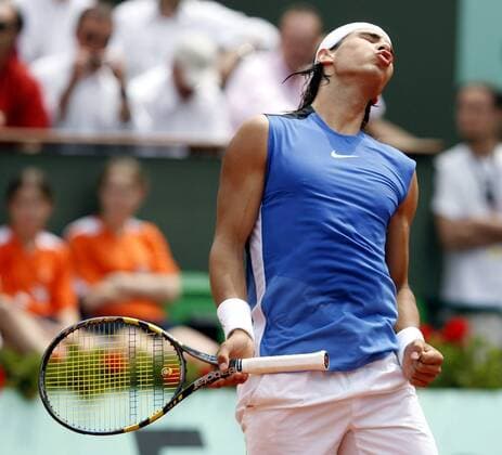 Rafael Nadal (Spanien) jubelt sich in Trance Tennis Herren French Open 2006, ATP Tour, Grand Slam Einzelbild Roland Garros Paris Freude, Begeisterung,