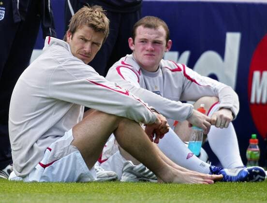 David Beckham (li.) und Wayne Rooney (beide England) gönnen sich eine Pause Fußball WM Herren Nationalmannschaft 2006, Nationalteam, Training, Trainingslager, Vorbereitung, England Gruppe Bühl, Baden Baden Skepsis,