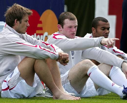 David Beckham (li.) und Wayne Rooney (beide England) gönnen sich eine Pause Fußball WM Herren Nationalmannschaft 2006, Nationalteam, Training, Trainingslager, Vorbereitung, England Gruppe Bühl, Baden Baden