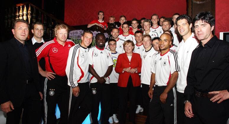 Bundeskanzlerin Angela Merkel (Deutschland) im Kreis der Nationalmannschaft Fußball WM Herren Vorschau 2006, Nationalmannschaft, Nationalteam, Totale Berlin Grunewald