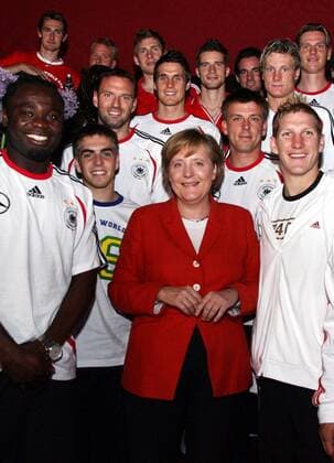 Bundeskanzlerin Angela Merkel (Deutschland) im Kreis der Nationalmannschaft Fußball WM Herren Vorschau 2006, Nationalmannschaft, Nationalteam, Totale Berlin Grunewald