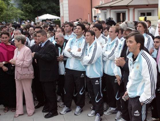 Gespannte Blicke der argentinischen Spieler während der Willkommensfeier Fußball WM Herren Vorschau 2006, Nationalmannschaft, Nationalteam, Ankunft, Empfang, Vdig Totale Heroldsbach