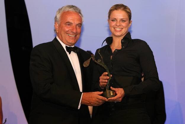 ITF Präsident Francesco Ricci Bitti (Italien) ehrt Kim Clijsters (Belgien) mit dem Philippe Chatrier Award als ITF World Champion 2005 Tennis Damen ITF World Champions Dinner 2006, Preisverleihung, Ehrung, Spielerehrung, Sportlerehrung, Ehrung, Gruppe Paris Freude,