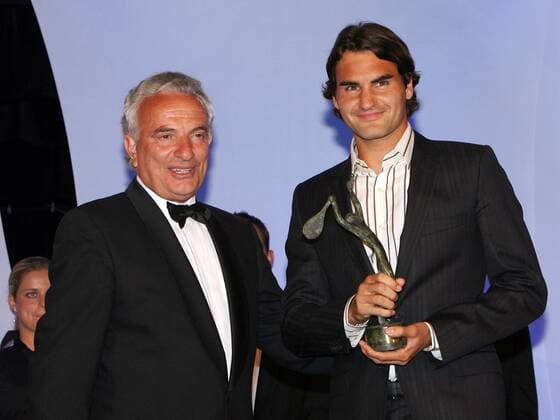 ITF Präsident Francesco Ricci Bitti (Italien, li.) ehrt Roger Federer (Schweiz) mit dem Philippe Chatrier Award als ITF World Champion 2005 Tennis Herren ITF World Champions Dinner 2006, Preisverleihung, Ehrung, Spielerehrung, Sportlerehrung, Ehrung, Gruppe Paris Freude,