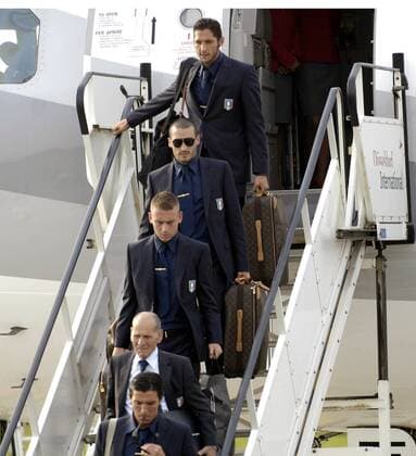Das Nationalteam aus Italien bei seiner Ankunft auf dem Düsseldorfer Flughafen, v. hi.: Marco Materazzi, Gianluca Zambrotta und Daniele de Rossi -  Fußball WM Herren Vorschau 2006, Nationalmannschaft, Nationalteam, Flughafen, Ankunft Gruppe Düsseldorf