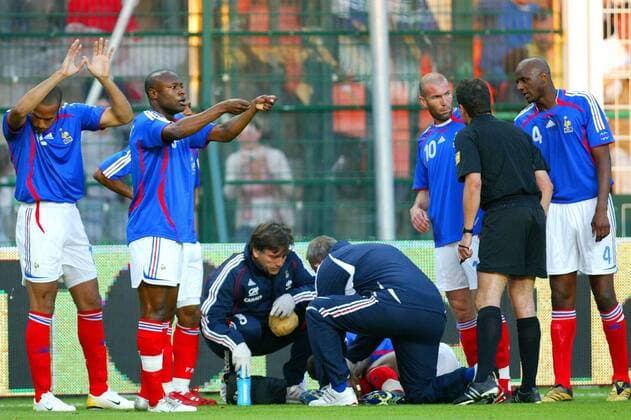 Djibril Cisse wird behandelt, daneben v.li.: Thierry Henry, William Gallas, Zinedine Zidane (alle Frankreich), Schiedsrichter Carlos Jorge Davilla (Spanien) und Patrick Vieira (Frankreich) -  (pan14470) Fußball Länderspiel Herren Freundschaftsspiel 2006, Test, Testspiel, Nationalmannschaft, Nationalteam, Nationaltrikot Gruppe Saint Etienne  