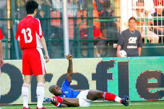 Djibril Cisse (Frankreich, re.) verletzt am Boden, li. Cao Yang (China) - Cisse verletzt sich dabei so schwer , das er nicht an der WM teilnehmen kann -  (pan14470) Fußball Länderspiel Herren Freundschaftsspiel 2006, Test, Testspiel, Nationalmannschaft, Nationalteam, Nationaltrikot Gruppe Saint Etienne  