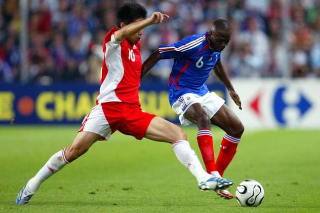 Claude Makelele (Frankreich, re.) gegen Zheng Zhi (China) -  (pan14470) Fußball Länderspiel Herren Freundschaftsspiel 2006, Test, Testspiel, Nationalmannschaft, Nationalteam, Nationaltrikot Gruppe Saint Etienne Dynamik,  
