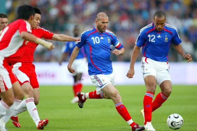 Thierry Henry (re.) und Zinedine Zidane (beide Frankreich) am Ball -  (pan14470) Fußball Länderspiel Herren Freundschaftsspiel 2006, Test, Testspiel, Nationalmannschaft, Nationalteam, Nationaltrikot Gruppe Saint Etienne Dynamik,  