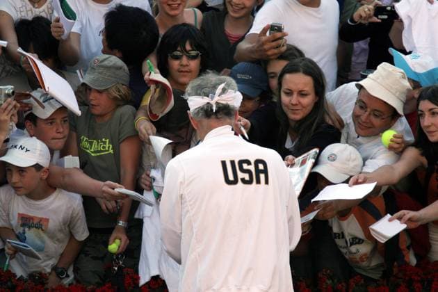 John McEnroe (USA) gibt Autogramme -  (par20060607129) Tennis Herren French Open 2006, Legends Trophy Gruppe Paris Roland Garros