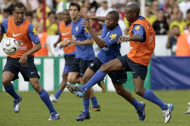 Robinho (Mitte) gegen Mineiro (re.) und Gilberto Silva (alle Brasilien) Fußball WM Herren Vorbereitung 2006, Nationalmannschaft, Nationalteam, Training Gruppe Offenbach Dynamik,