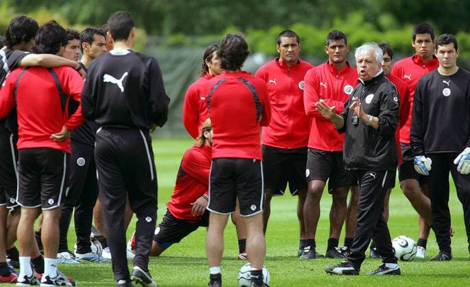 Mannschaftsbesprechung Paraguay: Nationaltrainer Anibal Ruiz gibt Anweisungen Fußball Herren Nationalmannschaft 2006, Nationalteam, Training, Trainingslager, Vorbereitung Totale Oberhaching
