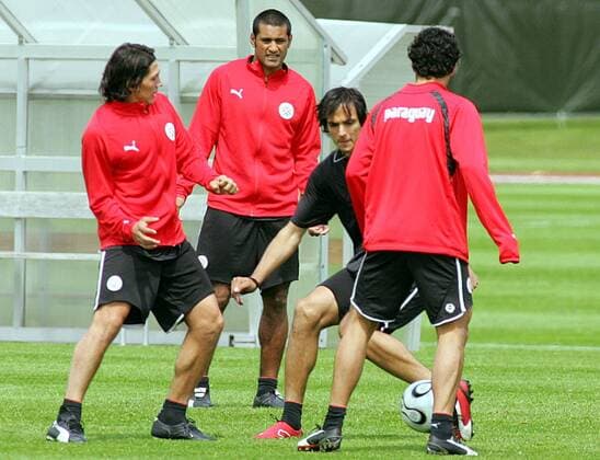 Drei gegen ein - Roque Santa Cruz (2.v.re.) ist in der Mitte und versucht den Ball von Jorge Martin Nunez (li.) und Paulo da Silva (alle Paraguay) zu erobern Fußball Herren Nationalmannschaft 2006, Nationalteam, Training, Trainingslager, Vorbereitung Gruppe Oberhaching