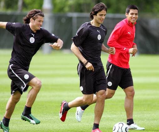 Roque Santa Cruz (Mitte), Nelson Haedo Valdez (li.) und Julio Dos Santos (alle Paraguay) haben Spaß am Training Fußball Herren Nationalmannschaft 2006, Nationalteam, Training, Trainingslager, Vorbereitung Gruppe Oberhaching