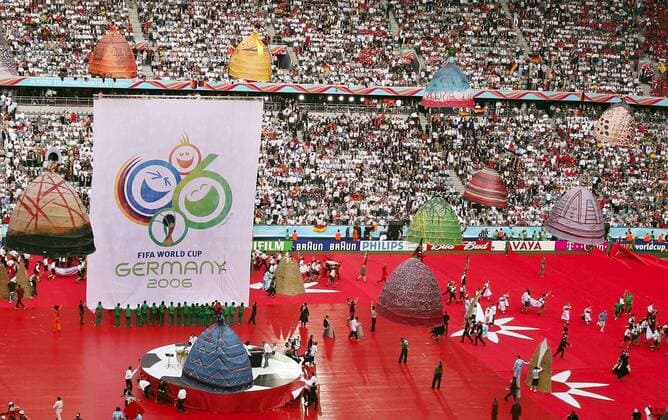 Eröffnungsfeier zur WM 2006 im FIFA WM Stadion München: Das Turnierlogo ist nicht zu übersehen -  Fußball WM Herren Weltmeisterschaft 2006, Eröffnungsfeier, Eröffnung, Zeremonie, Feier Totale München