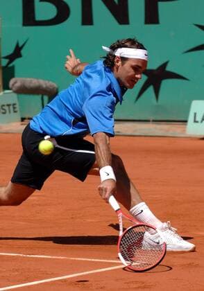 Roger Federer (Schweiz) - Rückhand Tennis Herren French Open 2006, Grand Slam, ATP Tour, Sand, Sandplatz, Sandplatztennis, Sandplatzturnier Einzelbild Paris Roland Garros