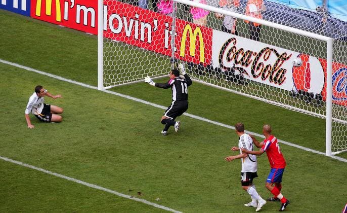 Miroslav Klose (Deutschland, li.) erzielt das 2:1, Torwart Jose Francisco Porras (Costa Rica) hat das Nachsehen Fußball WM Herren WM 2006, Länderspiel, Nationalteam, Gruppe A, Eröffnungsspiel offizielle Partner, offizieller Totale Deutschland - Costa Rica 4:2, Nationaltrikot München McDonalds, Mc Donalds