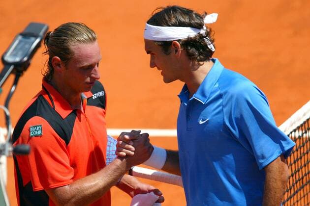 David Nalbandian (Argentinien, li.) verabschiedet sich nach seiner Aufgabe von Roger Federer (Schweiz) -  (pan14485) Tennis Herren French Open 2006, Grand Slam, ATP Turnier, Sand, Sandplatz, Sandplatztennis, Sandplatzturnier Gruppe Paris Roland Garros  