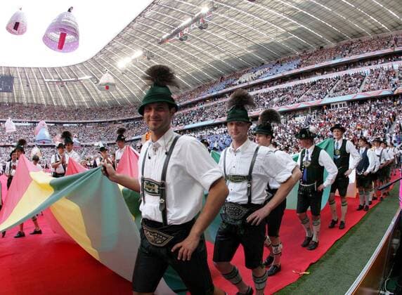 Bayrische Trachtengruppe läuft zur Eröffnungsfeier im FIFA WM Stadion München mit den Landesfahnen der teilnehmenden Nationen ein Fußball WM Herren WM 2006, Länderspiel, Gruppe A, Eröffnungsspiel, Eröffnung, Zeremonie, Feier Totale München