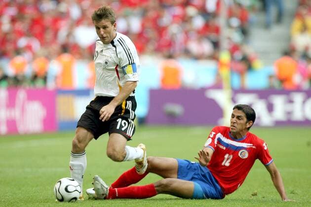 Bernd Schneider (Deutschland, li.) gegen Leonardo Gonzalez (Costa Rica) -  Fußball WM Herren WM 2006, Länderspiel, Nationalteam, Nationaltrikot, Gruppe A, Deutschland - Costa Rica 4:2 Gruppe München Dynamik,  