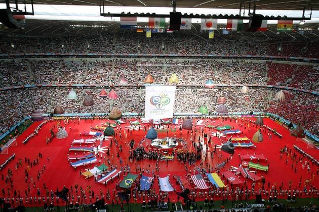 Farbenfrohe Choreographie während der Eröffnungsfeier der Fußball WM 2006 im World Cup Stadium München -  Fußball WM Herren Eröffnungsfeier 2006, Eröffnung, Feier, Zeremonie, Choreographie Totale Seil, Seile, schweben München