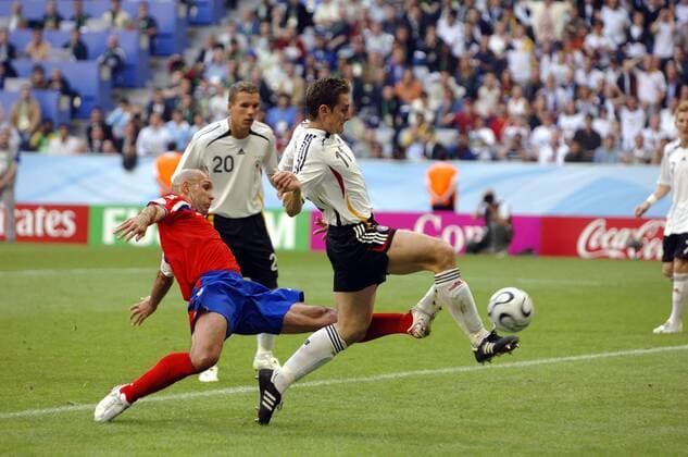 Miroslav Klose (Deutschland, re.) erzielt gegen Luis Marin (Costa Rica) das 3:1 Fußball WM Herren WM 2006, Länderspiel, Nationalteam, Gruppe A, Eröffnungsspiel, Nationaltrikot Gruppe München Dynamik,