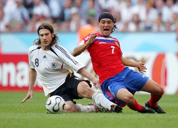 Torsten Frings (Deutschland, li.) gegen Cristian Bolanos (Costa Rica) Fußball WM Herren WM 2006, Länderspiel, Nationalteam, Gruppe A, Eröffnungsspiel, Nationaltrikot Gruppe München Dynamik,