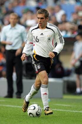 Philipp Lahm (Deutschland) am Ball Fußball WM Herren WM 2006, Länderspiel, Nationalteam, Gruppe A, Eröffnungsspiel, Nationaltrikot Einzelbild München Dynamik,