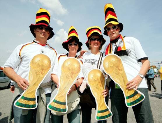 Zwei deutsche Fanpärchen streben den vierten WM Titel an Fußball WM Herren Fanfest 2006, Fan Fest, Party Nationalteam Fangruppe Gruppe Deutschland, deutscher München o0 Aufmacher