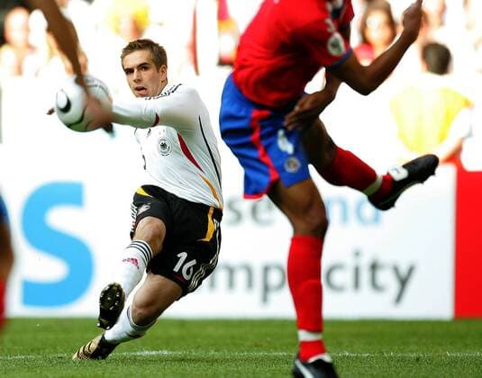 Philipp Lahm (Deutschland, re.) erzielt mit diesem Schuss das 1:0 Fußball WM Herren WM 2006, Länderspiel, Nationalteam, Gruppe A, Eröffnungsspiel, Nationaltrikot Einzelbild München Dynamik,