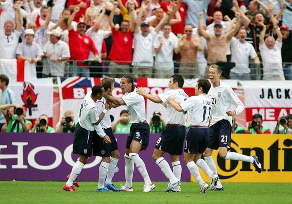 Torjubel England, v.li. Ashley Cole, David Beckham, Rio Ferdinand, Frank Lampard, Joe Cole und Peter Crouch -  Fußball WM Herren WM 2006, Länderspiel, Nationalmannschaft, Nationalteam, Nationaltrikot, Gruppe B Gruppe Frankfurt M. Freude,